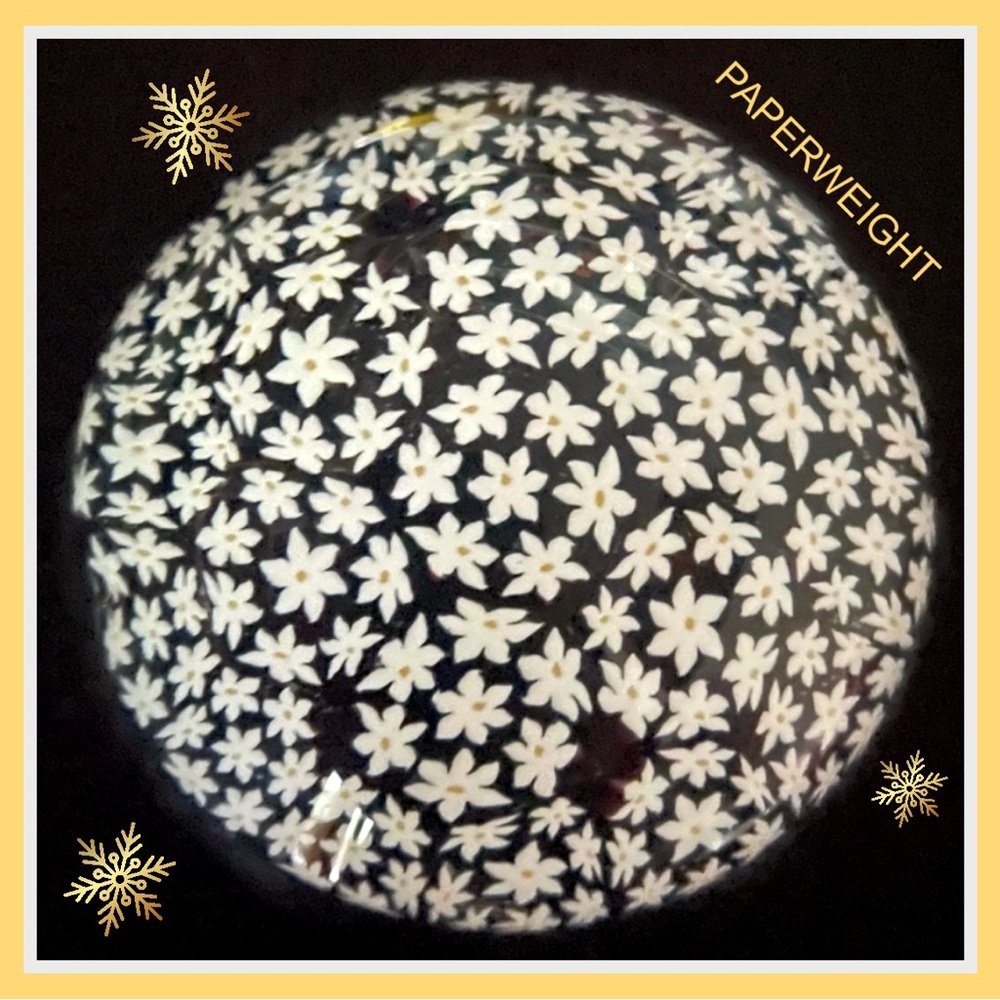 VINTAGE GLASS PAPERWEIGHT W/FLOATING DAISIES - Picture 3 of 12